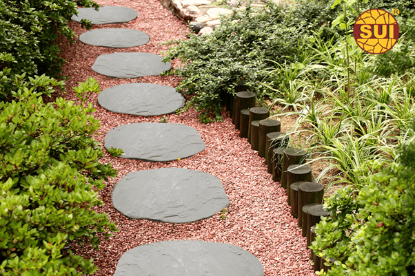 How to Enhance Your Yard with Garden Stepping Stones for Structure and Style